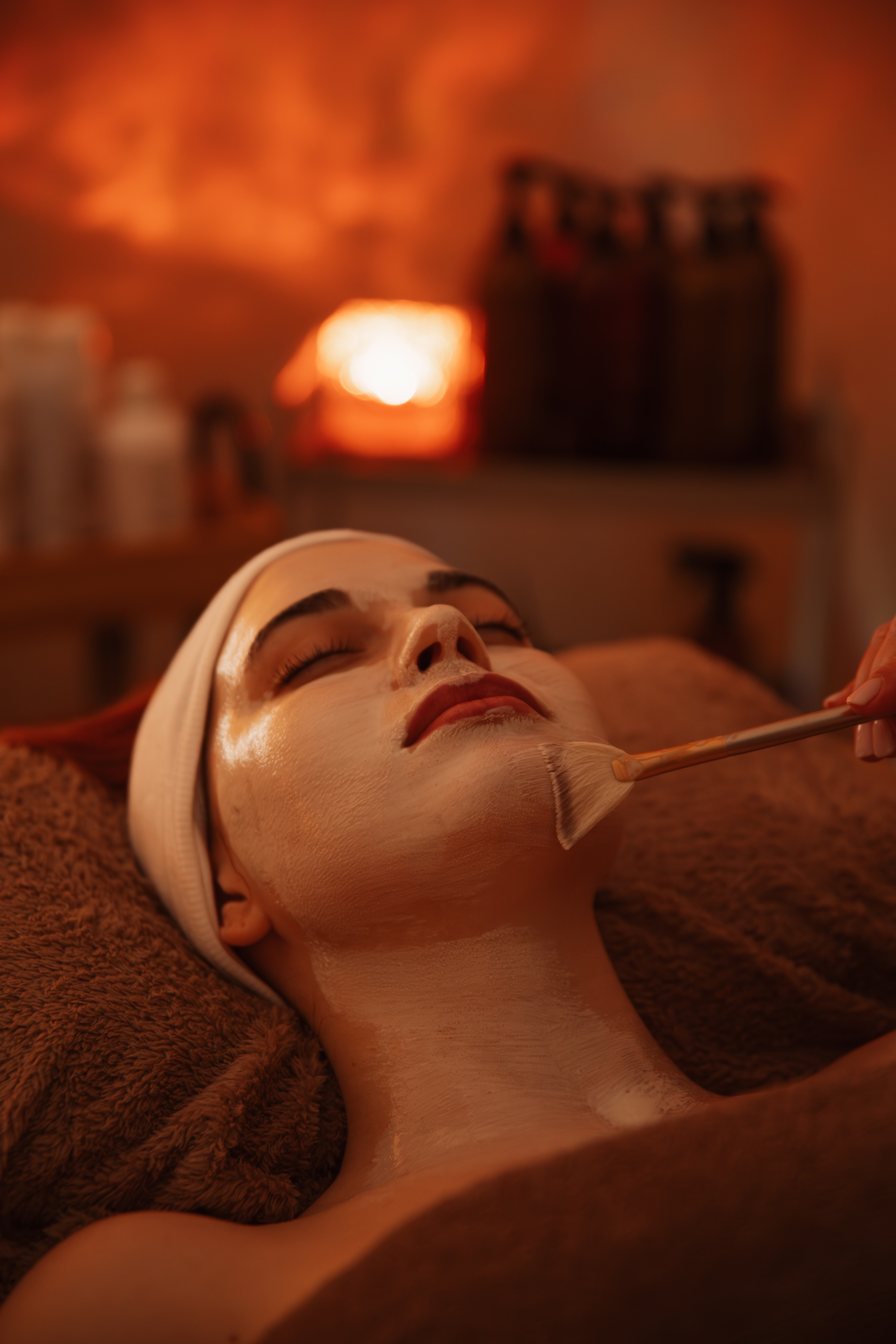 Masker aanbrengen model tijdens Fiobella Signature Ritual