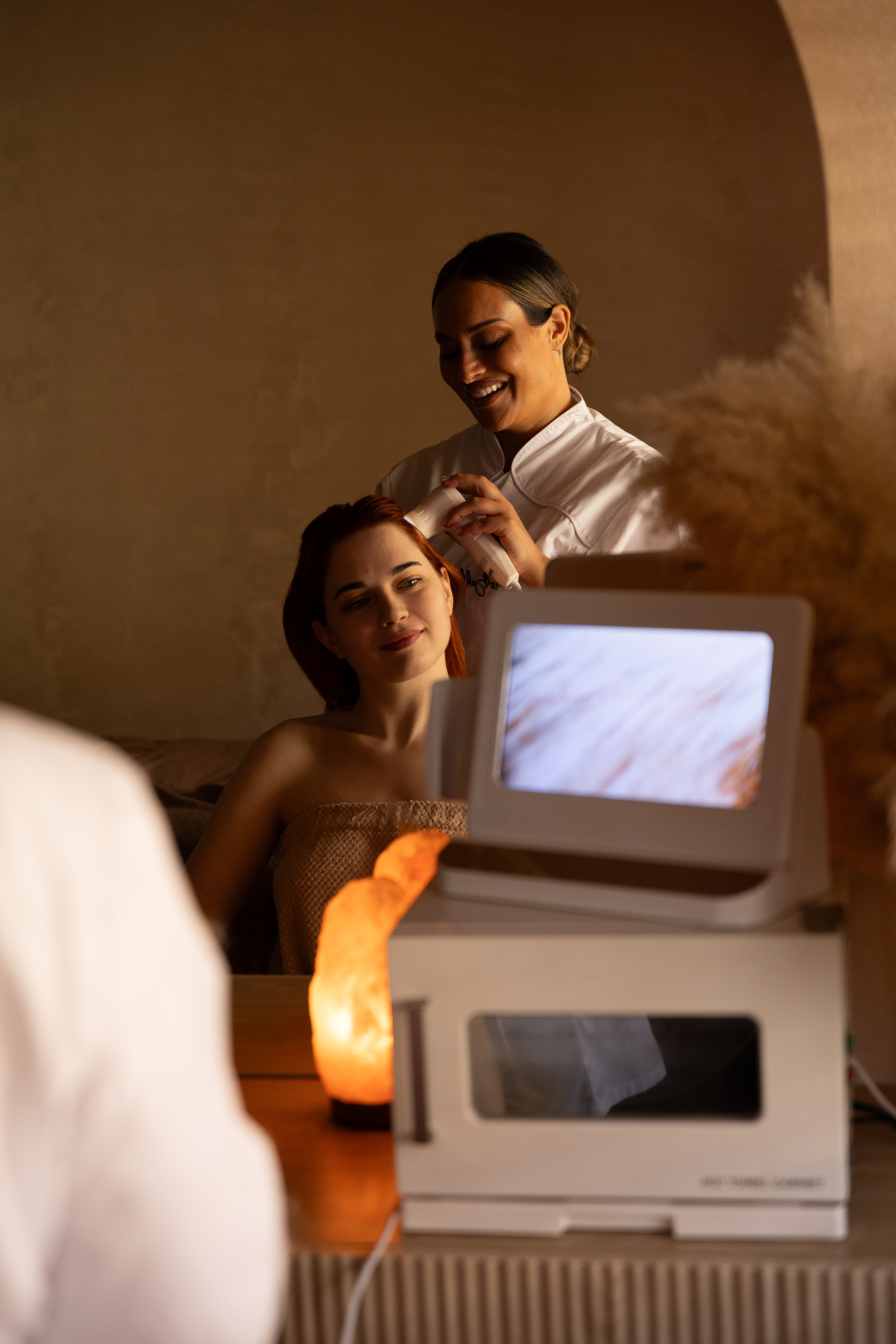 Scalp gua sha behandeling tijdens Scalp Ritual